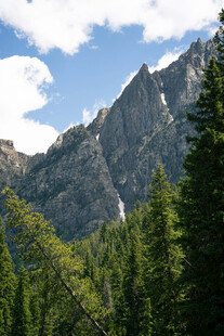 山林间的巍峨壮丽山峰