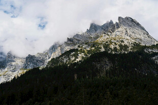 巍峨山峦云雾缭绕