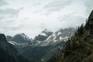 云雾缭绕的壮丽山峦