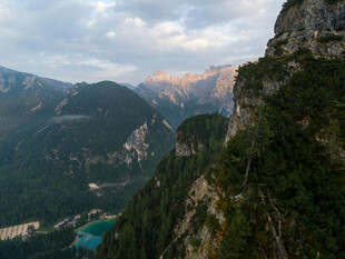 壮丽山景与山谷湖泊风光