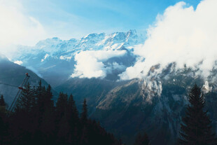 壮丽雪山山林美景