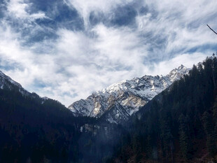 壮丽山景与蓝天白云