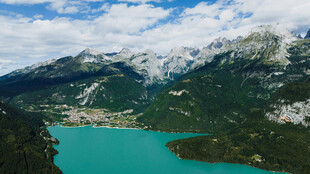 绝美蓝湖与青山相映
