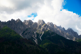 巍峨山峦与蓝天白云