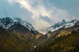 壮丽雪山山谷风景图
