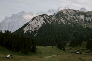 山间绿野中的壮丽山峰