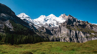 壮丽雪山下的翠绿草地