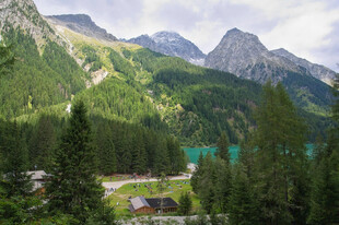 山间翠绿湖泊美景