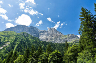 山林间的壮丽巍峨山峰