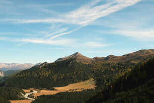 蓝天白云覆青山