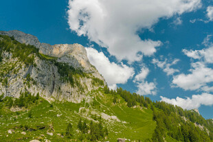 青山蓝天壮丽山景图