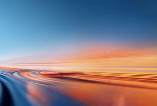 公路上的绚丽黄昏美景