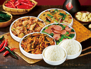 多样中式菜肴与米饭搭配