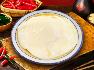 嫩滑豆腐摆于古朴碗中