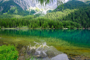 山间翠绿湖泊美景