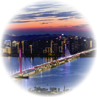 城市夜景中的璀璨桥梁