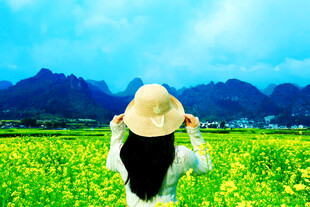 田野中戴草帽女子赏景