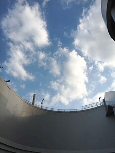 仰望天空下的弧形建筑