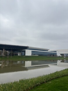 工厂旁水域景观