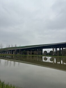 水上长桥映于平静水面