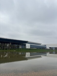 工厂外景与积水倒影