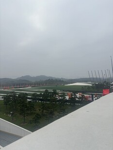 俯瞰城市与绿地景观