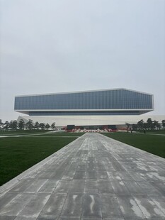 现代建筑前的开阔道路