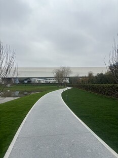 蜿蜒小路穿行于翠绿草地