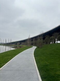 现代步道旁的开阔绿地景观