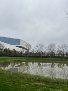 户外湖边与现代建筑景观