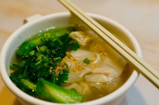 美味馄饨配青菜