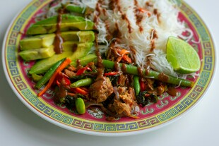 美味泰式风味鸡肉拌饭