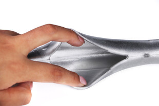 手触摸银色柔韧材质