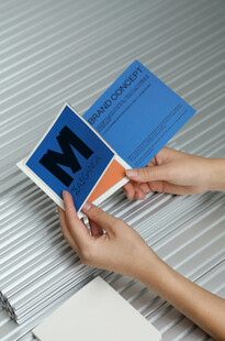 手持卡片折页 样机