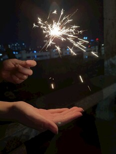 手中绽放的绚烂烟火