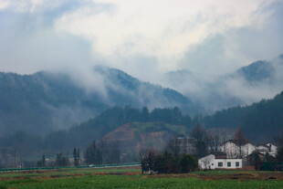 雨后村庄