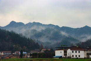 雨后村庄