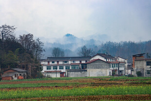 雨后村庄