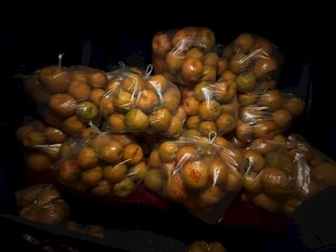 袋装橘子堆放在一起