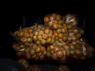 袋装金桔堆成小山