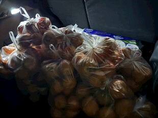 袋装橘子堆放在一起