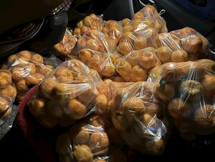 袋装柑橘整齐摆放