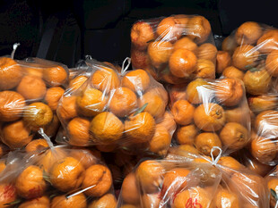 袋装橘子堆成小山