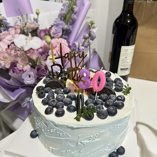 蓝莓装饰生日蛋糕