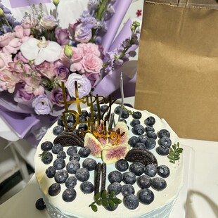 蓝莓装饰的精美生日蛋糕