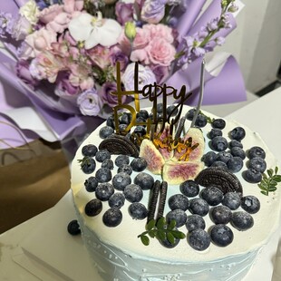 蓝莓装饰生日蛋糕