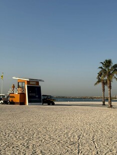 海滩上的黄色车辆与棕榈树