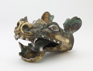青铜兽首造型独特饰品