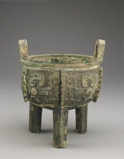 青铜鼎古朴纹饰尽显古韵