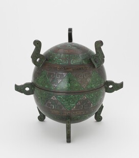 青铜三足带耳球形器